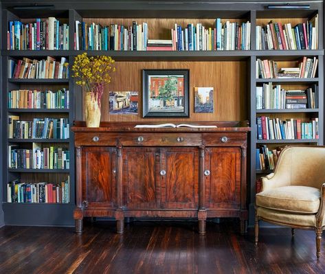 Yes, You Should Be Cleaning Your Books—Experts Explain Why Dining Shelves, Books Academia, In Home Library, Small Home Library, Black Bookshelves, California Country, Reading Rooms, Academia Room, Shelving Display