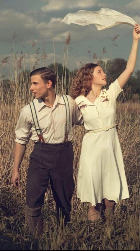 Vintage Engagement Photos, Old Fashioned Love, Bride Dress Simple, Vintage Couples, Foto Shoot, New Creation, Fashion Couple, Look Vintage, Couple Shoot