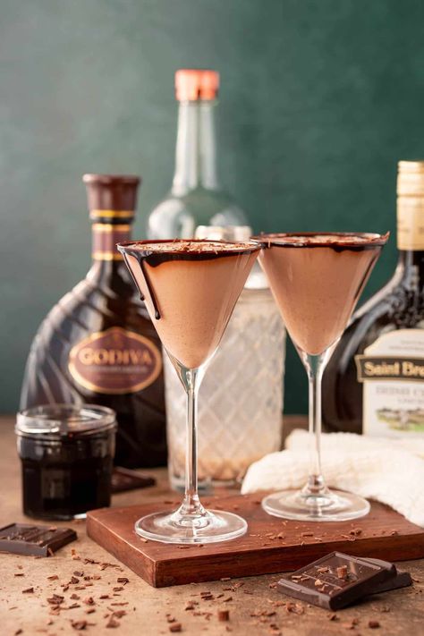 This Chocolate Martini is a sweet, creamy cocktail that combines chocolate syrup and heavy cream with three different types of alcohol! A great drink choice for chocolate lovers! Creamy Chocolate Martini, Creamy Martini Recipes, Chocolate Martini Recipe Godiva, Godiva Chocolate Martini, Different Types Of Alcohol, Kahlua Hot Chocolate, Chocolate Tequila, Types Of Alcohol, Caramel Martini