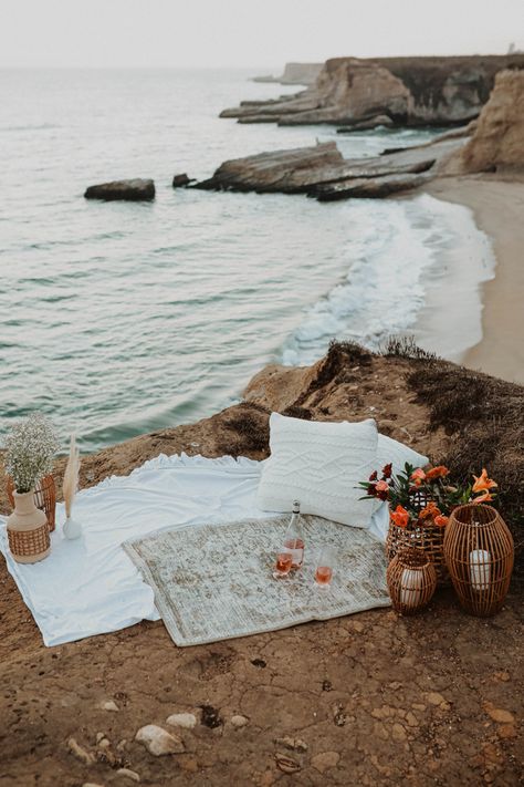 Beach Picnic Proposal Setup, Boho Wedding Proposal, Casual Beach Proposal, Boho Proposal Setup, Engagement Set Up Ideas Beach, Beach Picnic Proposal Ideas, Anniversary Beach Picnic, Intimate Beach Proposal, Aesthetic Proposal Ideas