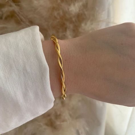 Goddess Of Summer, Gold Set Design, Irish Goddess, Rings Jewelry Simple, Custom Engraved Bracelet, Unique Gold Jewelry Designs, Wedding Jewelery, Gold Bracelet Simple, Twisted Bangle