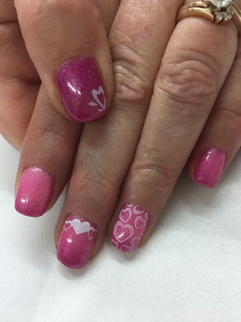 Nail Valentine, Valentines Nail Art Designs, Gel Polish Nail Designs, Heart Nail Designs, Chrome Nails Designs, Valentine Nail Art, Short Gel Nails, Romantic Nails, Valentine Nails