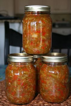 This homemade pepper relish is a great way to use the bounty from your garden. It makes a delicious sweet and spicy pepper relish, with many uses! Hot Pepper Relish, Canning Peppers, Hot Pepper Recipes, Jalapeno Relish, Zucchini Relish, Pepper Relish, Mixer Recipes, Canning Vegetables, Relish Recipes