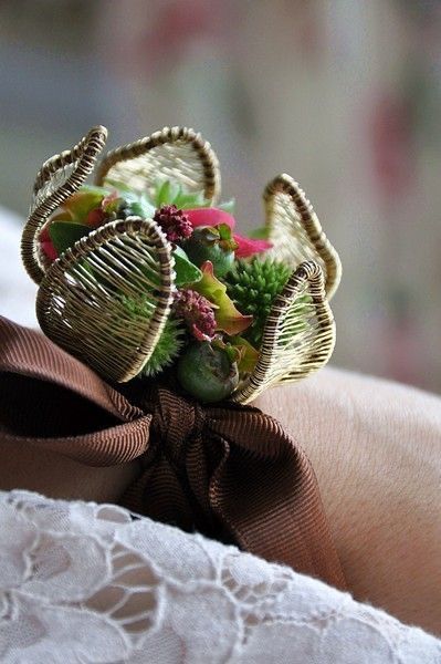 Floral Mechanics, Florist Studio, Floral Art Arrangements, Flower Costume, Floral Art Design, Corsage And Boutonniere, Flower Corsage, Botanical Jewelry, Wrist Corsage