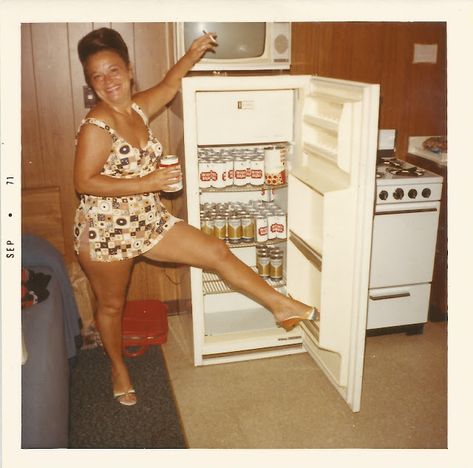 Beer Fridge, Hippie Look, Vintage Party, Vintage Life, Up Girl, Vintage Photographs, Vintage Photography, Vintage Colors, Party Time