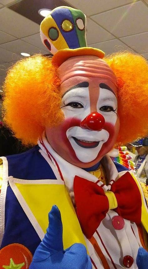 Clown from Facebook page: world clown association Creepy Clown Makeup, Famous Clowns, Happy Clown, Auguste Clown, Clown Pics, Clown Paintings, Clown Tattoo, Clowns Funny, Send In The Clowns