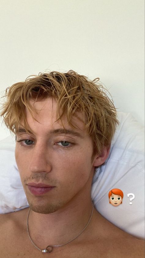 Mens Haircuts Straight Hair, Mens Haircuts Short Hair, Tomboy Hairstyles, Straight Hair Cuts, Straight Blonde Hair, Honey Blonde Hair, Honey Hair, Troye Sivan, Blonde Guys