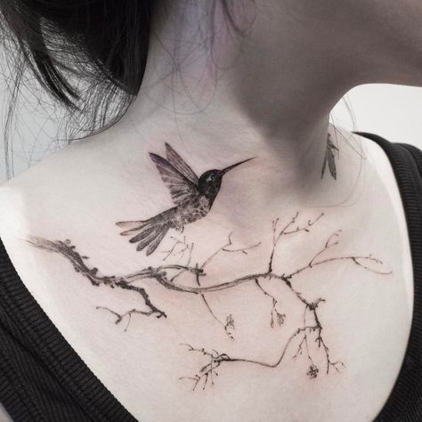 22 Elegant Tattoos That Break the Stereotypes About This Art Hummingbird Tatoos, Simple Hummingbird, Hip Tattoo Designs, Bird Tattoos For Women, Black Bird Tattoo, Theme Tattoo, Hummingbird Tattoo, Bird Tattoo, Classy Tattoos