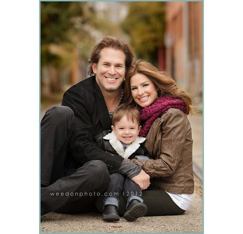 newborn Cute Family Photos, Family Photoshoot Poses, Family Portrait Poses, Family Christmas Pictures, Family Picture Poses, Photography Poses Family, Family Photo Pose, Fall Family Pictures, Family Inspiration