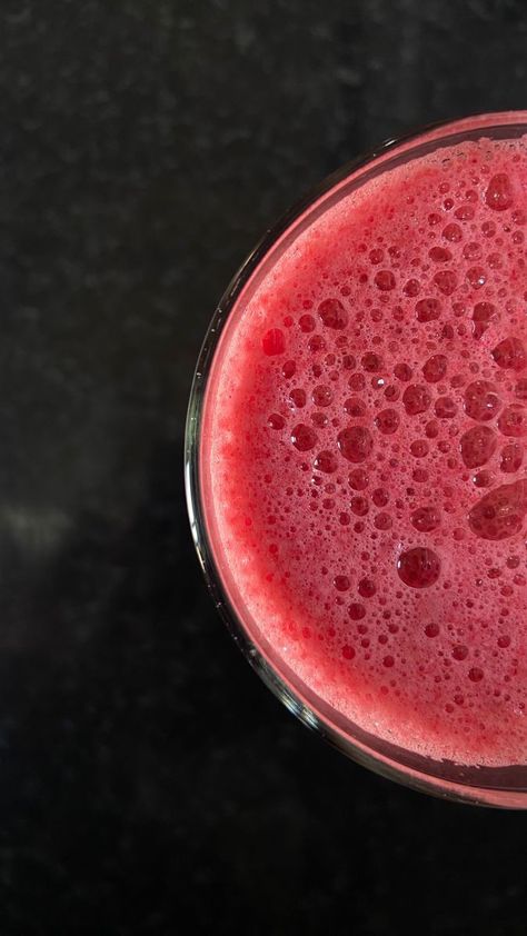 Somin Icons, Red Fruits And Vegetables, Healthy Pre Workout, Banana Juice, Juice Healthy, Health Heart, Juicy Juice, Foodie Instagram, Healthy Drink