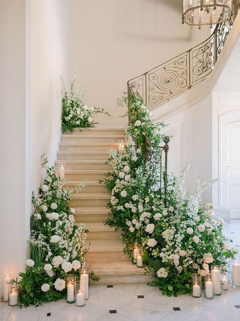 Green and white summer wedding at Château de Tourreau in Provence Wedding Staircase Decoration, Foliage Wedding Decor, Green And White Wedding Flowers, Wedding Stairs, Wedding Staircase, White Floral Arrangements, Green Wedding Flowers, Braun Design, Provence Wedding