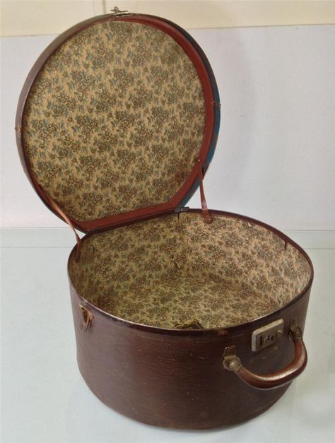 Antique Hat Boxes | Vintage retro/deco 40s-50s hat box luggage/suitcase Fordite floral ... Box Suitcase, Vintage Hat Boxes, Victorian Hats, Old Suitcases, Vintage Suitcases, Antique Hats, Leather Hat, Vintage Luggage, Hat Stands