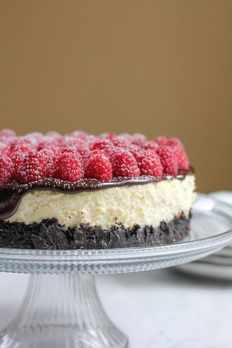 Rich, raspberry cheesecake with Oreo cookie crust and topped with a delicious chocolate ganache and topped with fresh raspberries. Doesn't get any better than this! #cheesecake Cheesecake With Oreo Crust, Oreo Crust Cheesecake, Oreo Cookie Crust, Brownie Desserts, Oreo Crust, Oreo Dessert, Oreo Cookie, Raspberry Cheesecake, Cookie Crust