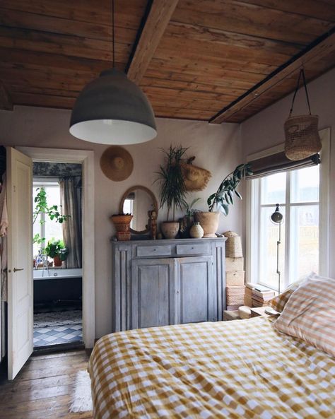 Haneen Matt, Scandinavian Cottage Bedroom, Finnish Style Home, Scandinavian Country, Finnish Cottage Interior, Vintage Scandinavian Bedroom, Cosy Scandinavian Interior, Cosy Farmhouse, Scandinavian Traditional Bedroom