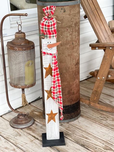 Today, I am going to share with you how to make a DIY 2×4 snowman for your front porch décor. 2x4 Snowman, Santa Claus Crafts, 2x4 Crafts, Burlap Kitchen, Diy Scarecrow, Diy Santa, Santa Crafts, Front Porch Christmas, Diy Snowman