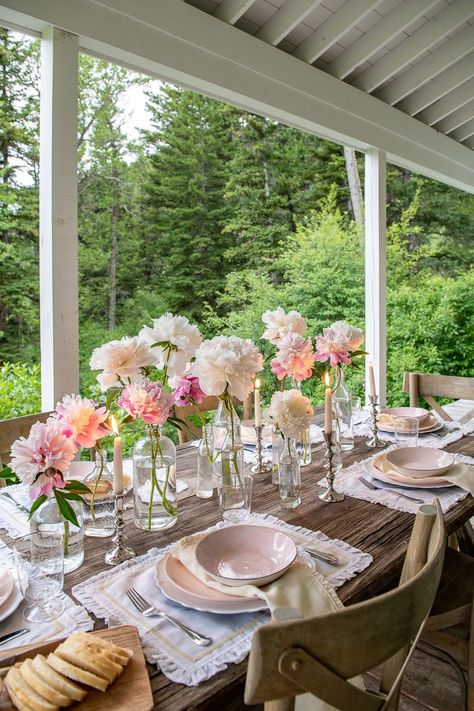 Summer Table With Glass Bottle Centerpiece - Sanctuary Home Decor Summer Dining Table Decor, Glass Bottle Centerpieces, Bottle Centerpieces, Fresh Farmhouse, Tafel Decor, Decor Ideas Bedroom, Brunch Table, Summer Dining, Home Beach