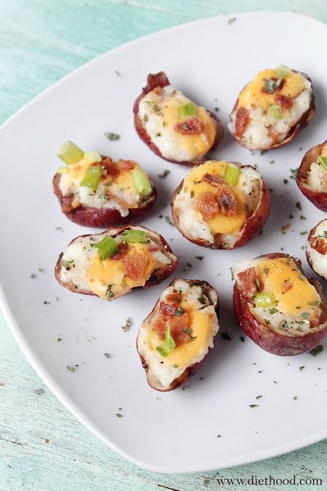 Loaded Baked Potato Bites Baked Potato Bites, Loaded Baked Potato Bites, Football Party Appetizers, Party Food Easy Appetizers, Potato Appetizers, Red Potato, Loaded Baked Potato, Crowd Pleasing Appetizers, Potato Bites