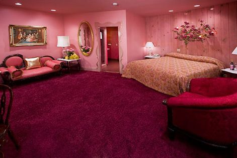 80s Hotel Room, Pink Red Room, Love Hotel Room, Pink Hotel Room, Cute Hotel Room, Madonna Inn Rooms, Themed Hotel Rooms, 80s Interior Design, Madonna Inn