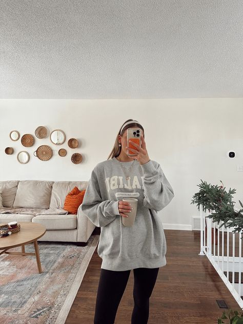 Crew Neck And Leggings Outfit, Malibu Crewneck, Casual Sunday Outfit, Cute Crew Neck, Leggings Outfit, Winter Clothes, Outfits With Leggings, Winter Outfits, Outfit Ideas