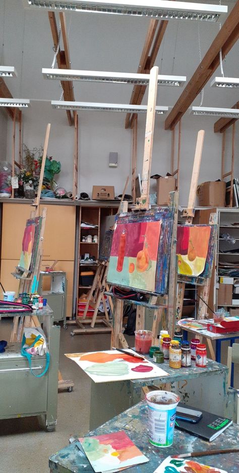 College Art Classroom, High School Art Teacher Aesthetic, Art Teacher Aesthetic Classroom, High School Art Class Aesthetic, Painting Class Aesthetic, Art Classroom Aesthetic, Art Director Aesthetic, Romanticize College, Art Highschool