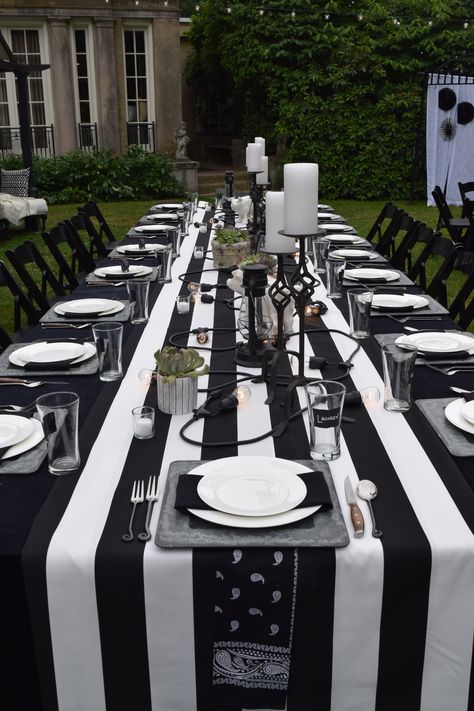 All Black Outdoor Party, Black And White Centerpieces For Party For Men, Black And White Brunch Decor, 40th Birthday Table Setting Ideas, Black And White Picnic Decor, Black And White Outdoor Party, Black And White Garden Party, Black And White Pool Party, Black And White Tea Party