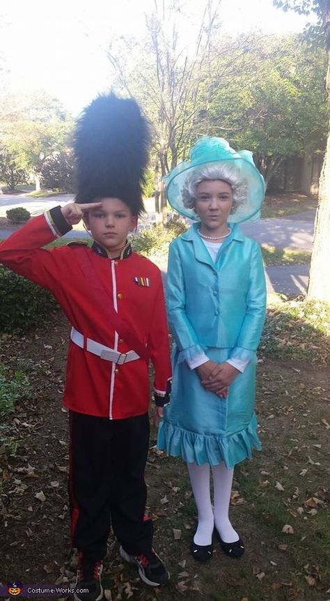 The Queen and Her Guard - 2018 Halloween Costume Contest Queen Elizabeth Kids, Best Diy Costumes, England Costume, Guard Costume, Elizabeth Cosplay, The Queen Of England, British Costume, Costumes For Couples, Soldier Costume