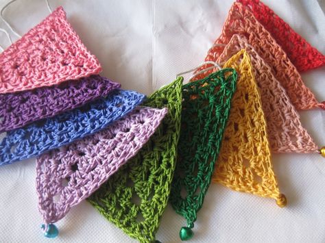 Triangle grannies--would make a fun scarf for an Operation Christmas Child shoe box gift. Diy Slinger, Bunting Pattern, Rainbow Bunting, Crochet Bunting, Crochet Garland, Baby Bunting, Crochet Triangle, Crochet Squares, Crochet Home