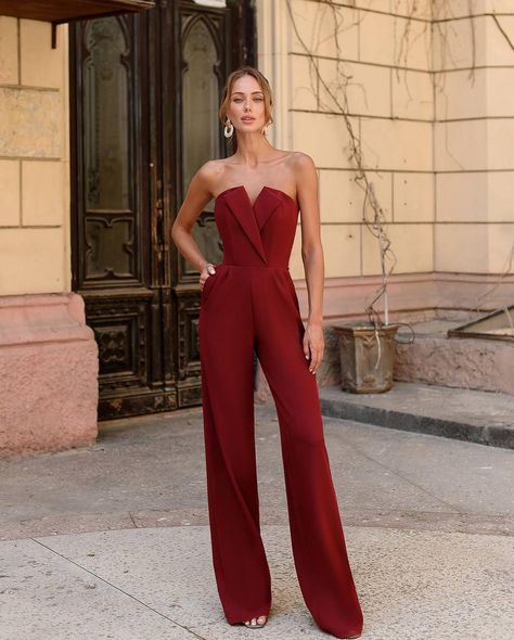 Sophisticated sleeveless corset jumpsuit✨ Available in multiple colors, sizes 2 to 12. Fabric: crepe diagonal ( cotton 65%) Price: 96 $ 🔥 #vilsclothes #jumpsuit #whitejumpsuit #womenjumpsuit #corsetjumpsuit Corset Jumpsuit Outfit, Jumpsuit Corset, Corset Jumpsuit, Womens Overalls, Burgundy Jumpsuit, Gala Outfit, Dress Jumpsuit, Bridal Jumpsuit, One Piece Outfit