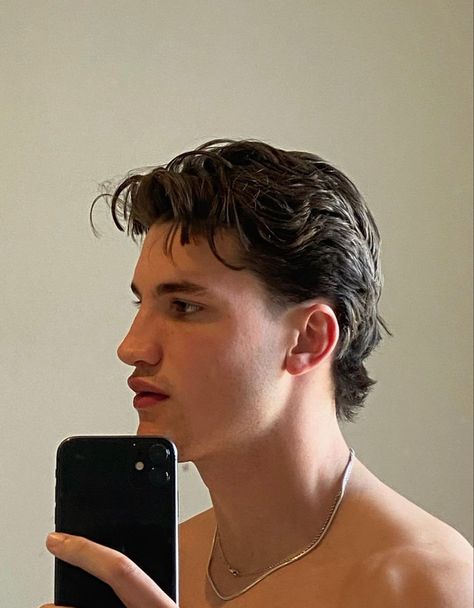 Modern Mullet For Men Straight Hair, Middle Part Mullet, Trendy Mullet, Mens Straight Hair, Bf Fits, Modern Mullet Haircut, Plane Hacks, Mens Haircuts Wavy Hair, Mullet Haircuts