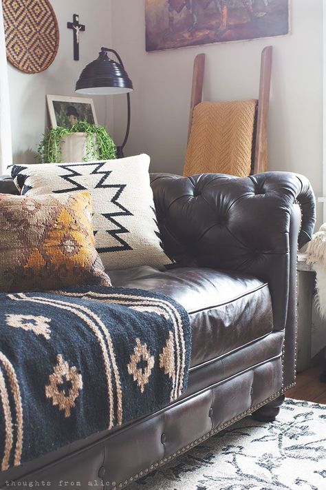 Southwest Inspired Living Room, Boho Eclectic Bedroom, Eclectic Bohemian Living Room, Southwestern Interior, Living Boho, Sofa Kulit, Cozy Bohemian, Modern Southwestern, Leather Couches