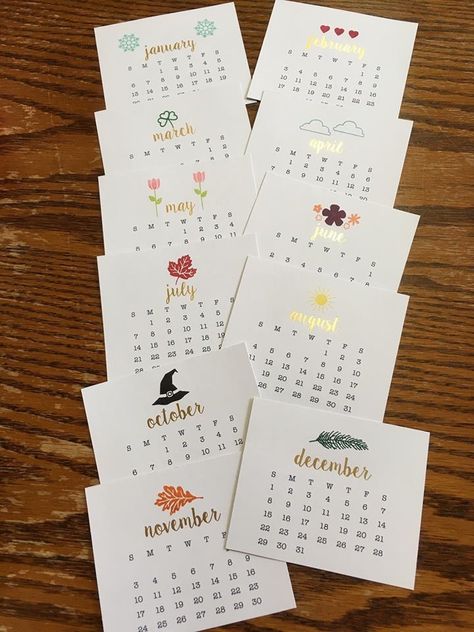 Diy Calendar Design, Diy Desk Calendar, Handmade Bookmarks Diy, Table Calendar, 달력 디자인, Calendar Craft, Diy Journal Books, Diy Calendar, Mini Calendars