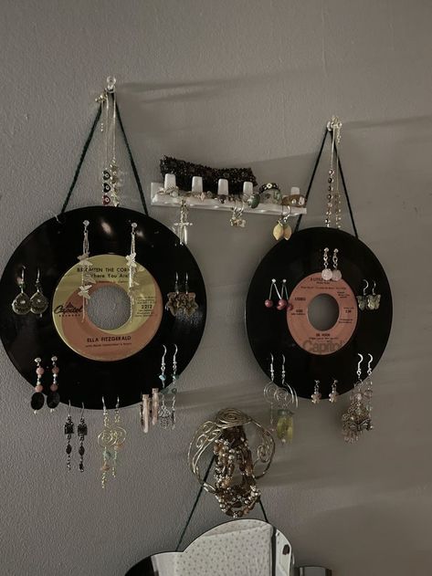 Creative Jewelry Holder, Thrifted Bedroom Furniture, Vinyl Jewelry Holder, Upcycling Interior Design, Record Jewelry Holder, Earing Holders Diy, Vintage Jewelry Holder, Dorm Jewelry Storage, Retro Bedroom Ideas Vintage