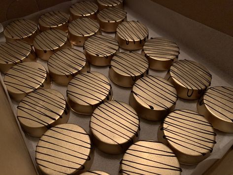 Gold and black chocolate covered Oreos Happy Birthday Chocolate Covered Oreos, Vintage Birthday Parties, Birthday Chocolates, Chocolate Oreos, Golden Birthday, Wedding Order, Chocolate Covered Oreos, Vintage Birthday, Chocolate Covered