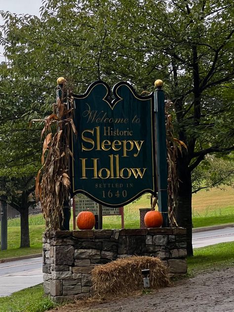 Headless Horseman Sleepy Hollow, Sleepy Hollow Halloween, Sleepy Hollow Ny, Sleepy Hollow New York, Fall Weekend Getaway, The Legend Of Sleepy Hollow, Haunted House Decorations, Legend Of Sleepy Hollow, Casa Halloween