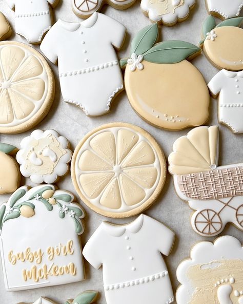 These sweet lemon baby shower cookies giving me all the summer feels!!! #lemonbabyshower #lemonbabyshowercookies #busybeesweet #decoratedcookies Baby Shower Lemon Theme, Lemon Baby Shower Cookies, Lemon Baby Shower Theme Girl, Lemon Themed Baby Shower Ideas, Lemon Baby Shower Theme, Bee Sweet, Lemonade Party, Shower Cookies