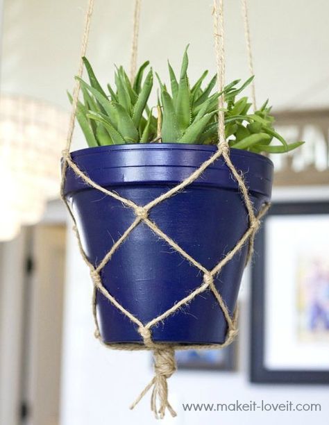 DIY Rope Net Plant Hanger... http://www.completely-coastal.com/2017/06/diy-rope-net-plant-hanger.html Diy Rope Design, Diy Macrame Wall Hanging, Rope Plant, Rope Plant Hanger, Hanging Plants Diy, Diy Hanging Planter, Simple Macrame, Macrame Plant Hanger Patterns, Plant Hanging