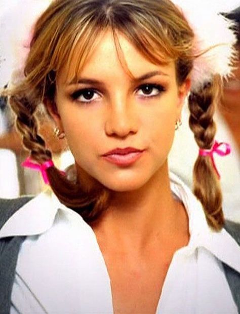 image Nineties Hair, Fashion Guys, Britney Spears Photos, Twin Braids, Y2k Hair, 90s Fashion Grunge, Pigtail Braids, Fashion Male