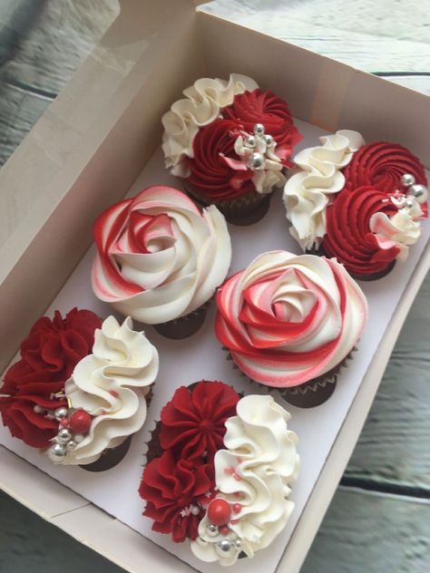 Red And White Swirl Cupcakes, Red Velvet Cupcakes Design, Red And Green Cupcakes, Fancy Cupcakes Wedding, Red And White Cupcakes Ideas, Cupcakes Decoration Valentines Day, Valentines Day Cupcakes Ideas Creative, Red Cupcakes Decoration, Mini Valentines Day Cakes