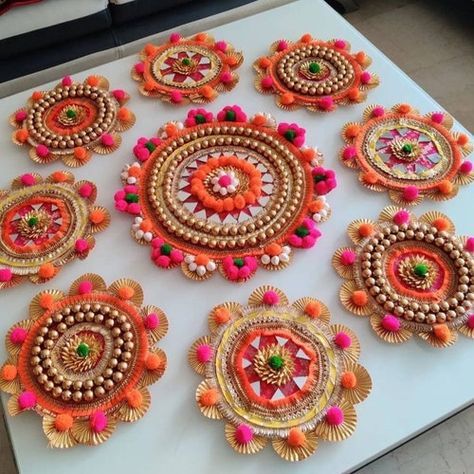 Pom Pom Rangoli Designs, Diwali Celebration Ideas, Diwali House Decoration Ideas, Diwali Pooja Decoration, Entrance Decor Wedding, Aesthetic Rangoli, Side Rangoli, Rangoli Decoration, Pearl Mirror