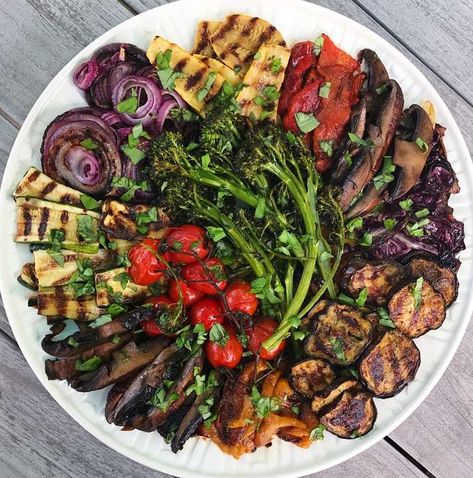 Veggie Platter, Roasted Broccolini, Vegetable Platter, Appetizer Ideas, Veggie Tray, Grilled Veggies, Party Platters, Köstliche Desserts, Healthy Gluten Free