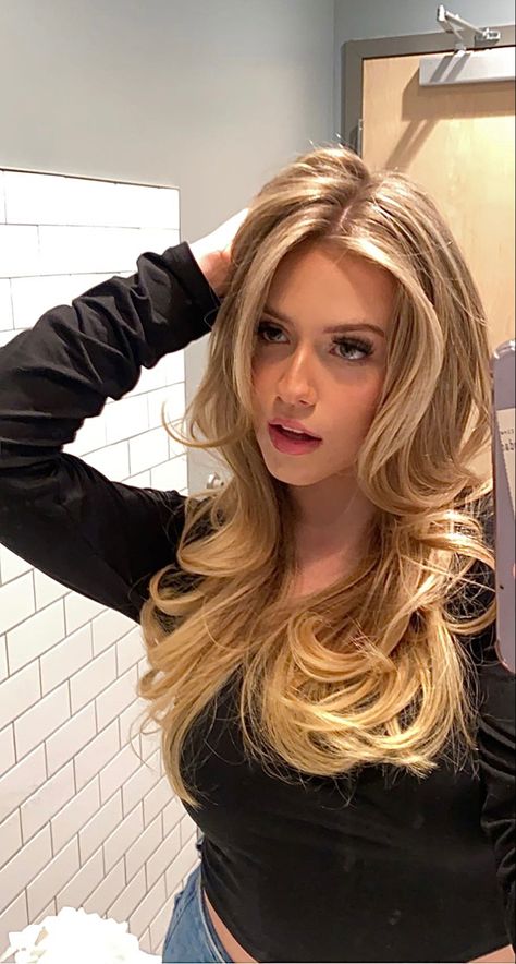 Prom Hair Bouncy Curls, Volume Blow Dry Long Hair, Blowout Hair Inspiration, Blowout For Prom, Cher Blowout, Prom Blowout Hair, Bouncy Blowout Haircut, Prom Hair Blowout Curls, Blow Wave Hair Long