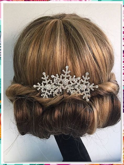 Looking for the perfect winter wedding hair accessories? Look no further! From sparkling hairpins to elegant headbands, we've got you covered. Check out our top 8 stunning ideas and tips to complete your winter bridal look. Whether you're going for a classic updo or loose curls, these accessories will add the perfect touch of glamour and warmth to your winter wedding ensemble. Don't miss out on these must-have accessories for your special day! Pretty Snowflakes, 10 Bridesmaids, Snowflake Hair, Winter Wedding Hair, Snowflake Wedding, Bridal Hair Combs Pearl, Bride Attire, Crystal Hair Clips, Rhinestone Hair Pin