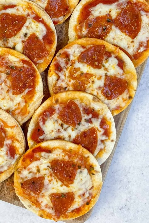 Mini tortilla pizzas with melted cheese and small pepperoni slices, lined up on a serving tray. Tortilla Pepperoni Pizza, Mini Tortilla Recipes, Using Flour Tortillas, Weight Watcher Pizza Recipe, Tortilla Pizzas, Mini Pizza Recipes, Detroit Pizza, Pizza Grill, Pizza Roll Recipe