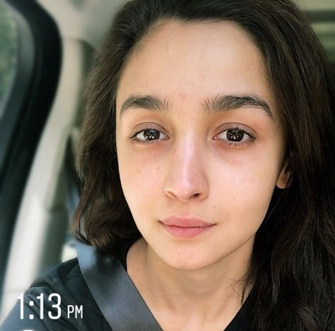 Alia bhatt Alia Bhatt No Makeup Look, Alia Bhatt Without Makeup, Actresses Without Makeup, Bollywood Female Actors, Aliya Bhatt, Samantha In Saree, Celebs Without Makeup, Alia And Varun, Aishwarya Rai Photo