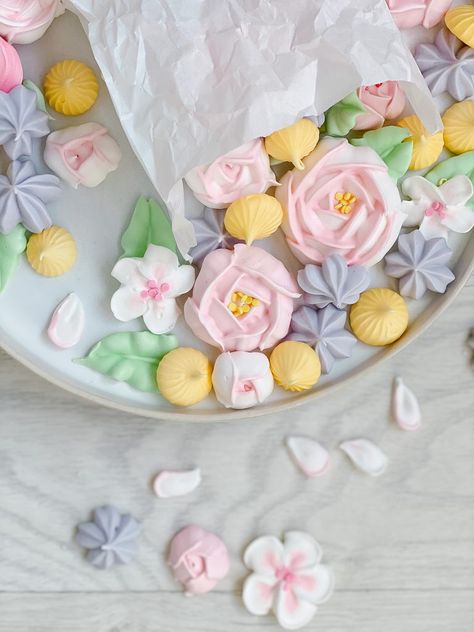 BAISER BLUMEN-STRAUSS FÜR MUTTERTAG - MERINGUE FLOWER BOUQUET - CosyFoxes - Family. Food. Lifestyle. Meringue Flowers, Meringue Desserts, Gravity Cake, Garden Cakes, Meringue Cookies, Flower Cookies, Family Food, Food Lifestyle, Cute Desserts