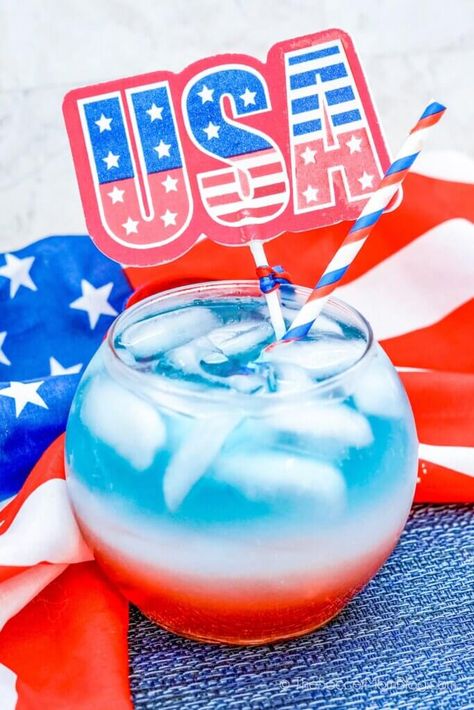 Blue Mocktail, Patriotic Punch, Pink Lemonade Punch, Punch Mocktail, Best Mocktail Recipe, Patriotic Drinks, Holiday Mocktail, Pina Colada Drinks, Kid Friendly Drinks