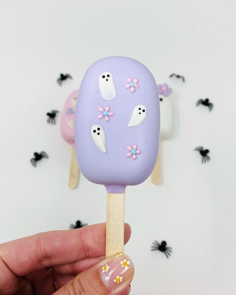 Cakesicles Ideas Halloween, Ghost Cakesicles, Halloween Cakesicles Ideas, Types Of Cake Flavors, Halloween Cakesicles, Homemade Aesthetic, Elegant Cake Pops, Halloween Themed Desserts, Halloween Candy Apples