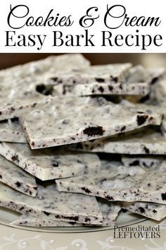 Homemade Cookies and Cream Bark Recipe - A quick and easy recipe for cookies and cream bark candy. Only uses 3 ingredients. No cooking required! Cookies And Cream Bark, Bark Recipes Easy, Cookie Bark, Resepi Biskut, Bark Recipes, Easy Candy Recipes, Candy Bark, Chocolate Oreo, Christmas Candy Recipes