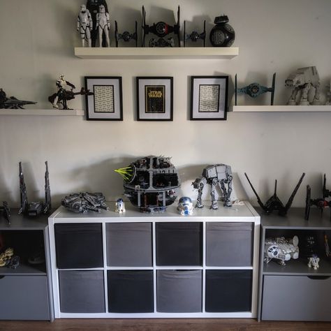 Star Wars Lego Display Ideas, Lego Star Wars Room, Star Wars Lego Display, Lego Wall Decor, Star Wars Boys Room, Lego Display Ideas, Lego Wall, Star Wars Lego, Star Wars Room