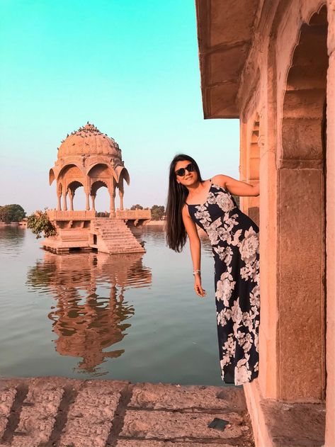 Ujjain Photography Poses, Khajuraho Photoshoot, Jaipur Travel Outfits Ideas Women, Photoshoot In Jaisalmer, Jaisalmer Photography Poses, Jaipur Photo Ideas, Udaipur Poses, Jaipur Poses, Photo Ideas In Jaipur